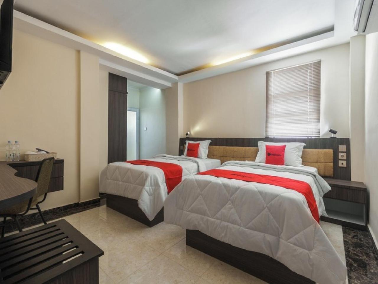 Reddoorz Plus @ Boulevard Panakkukang Makassar Eksteriør billede