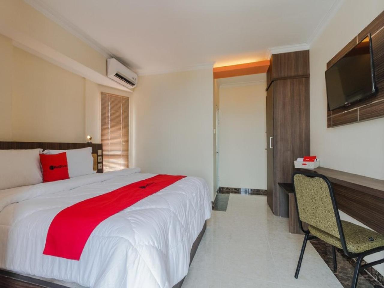 Reddoorz Plus @ Boulevard Panakkukang Makassar Eksteriør billede